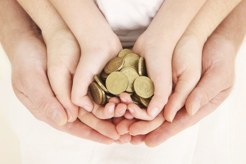 mãos com moedas